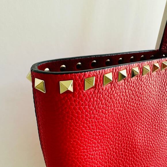 Valentino Garavani Trapeze Rockstud Shoulder Tote Red Grained Calfskin Leather - Picture 6 of 11